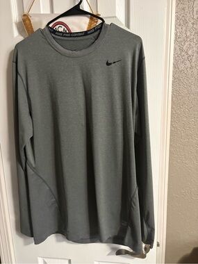 Nike Men’s Long-Sleeve Dri-FIT Training Shirt - Gray size xl fitted